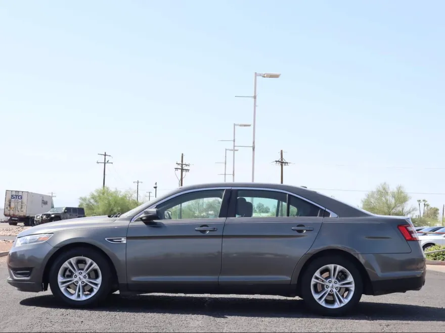 2018 Ford Taurus SEL photo 1