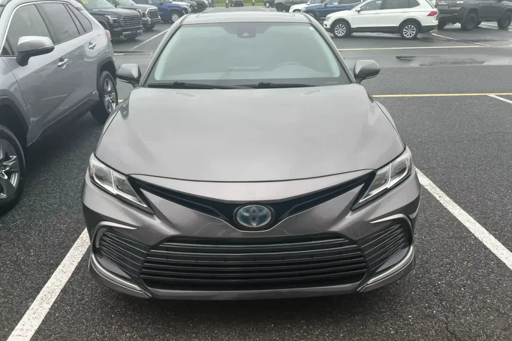 2021 Toyota Camry Hybrid LE photo 1