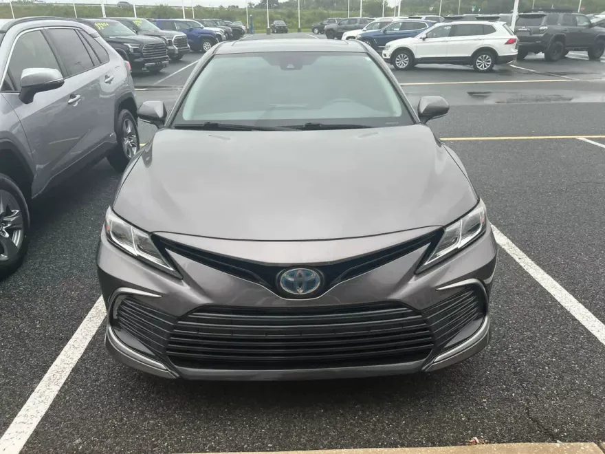 2021 Toyota Camry Hybrid LE photo 1