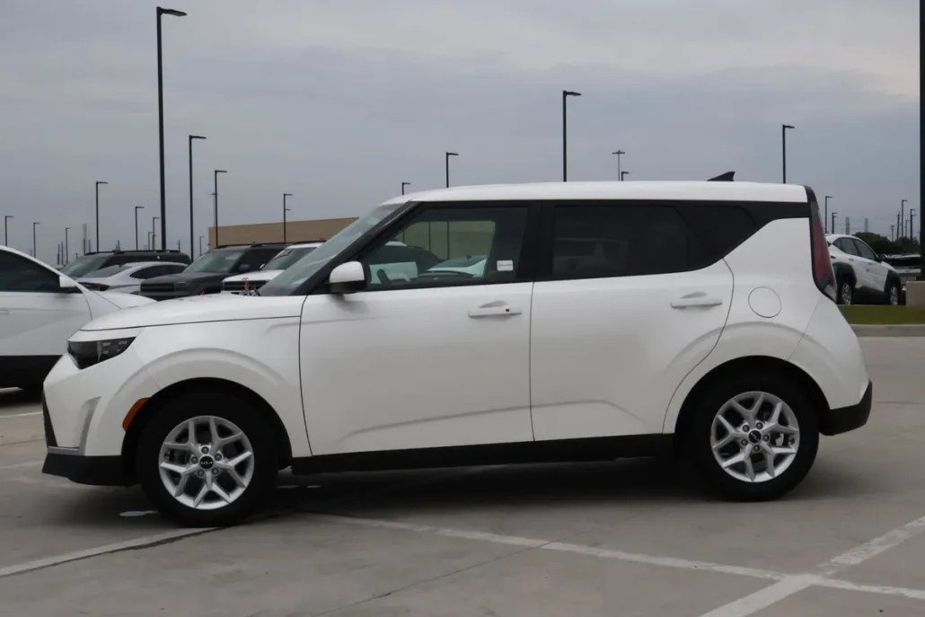 2023 Kia Soul S photo 1