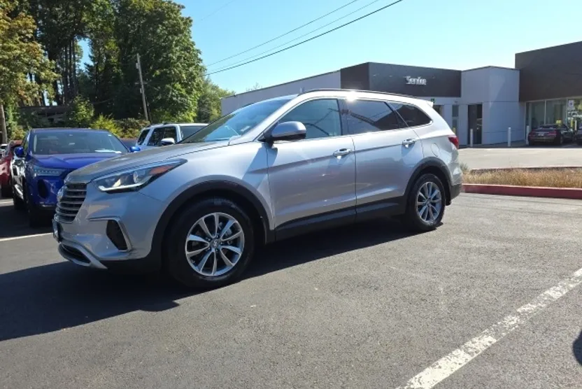 2017 Hyundai Santa Fe SE photo 1