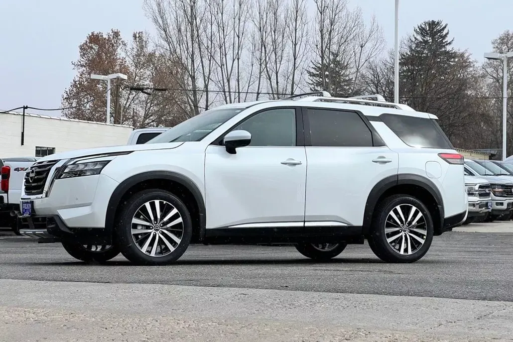 2025 Nissan Pathfinder Platinum photo 1