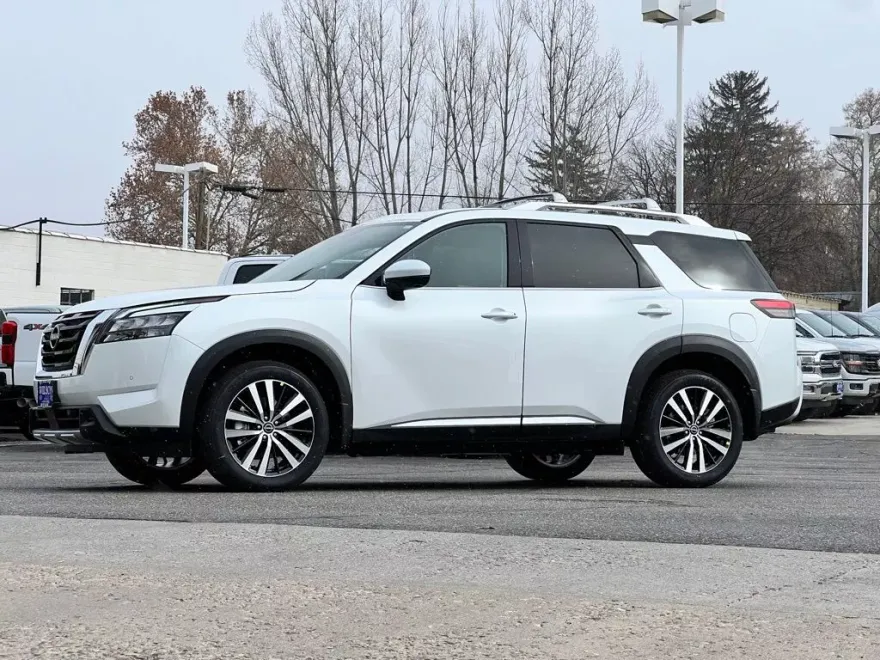 2025 Nissan Pathfinder Platinum photo 1