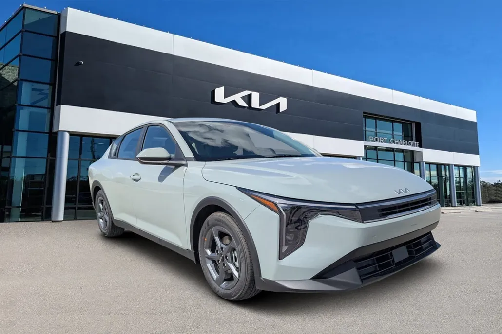 2025 Kia K4 LXS photo 1