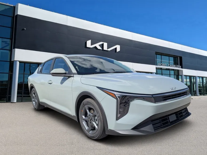 2025 Kia K4 LXS photo 1