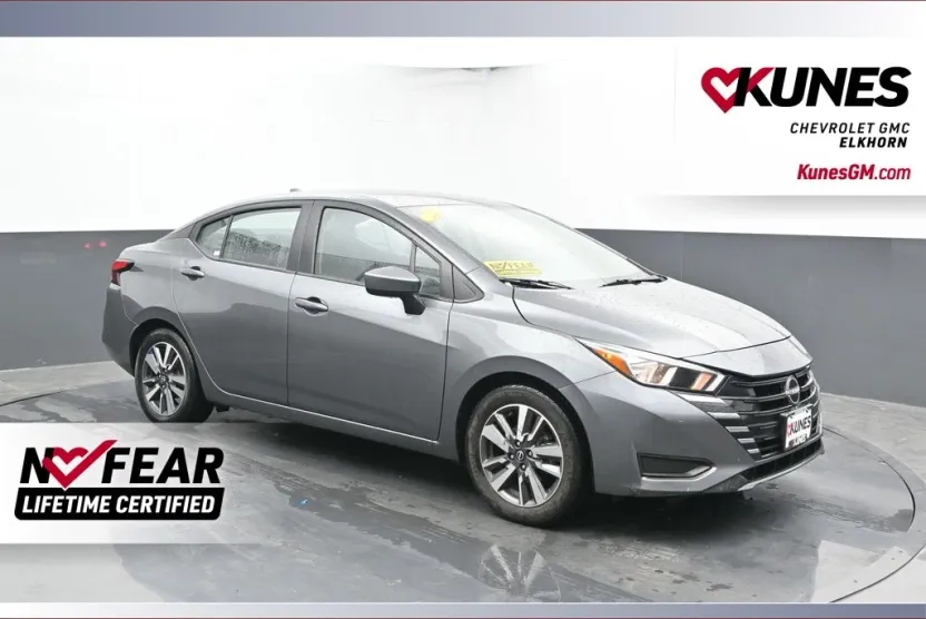 2023 Nissan Versa 1.6 SV photo 1