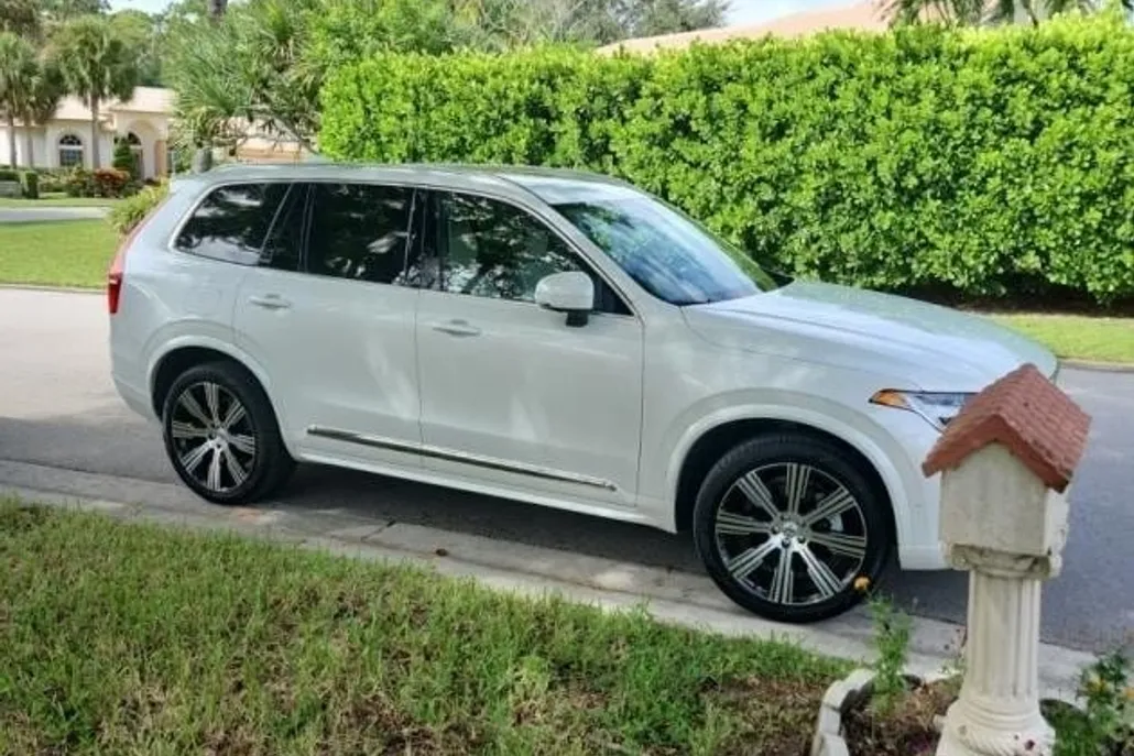 2024 Volvo XC90 Plus photo 1