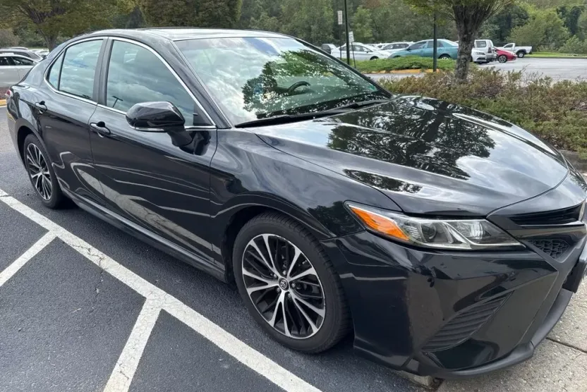 2018 Toyota Camry SE photo 1