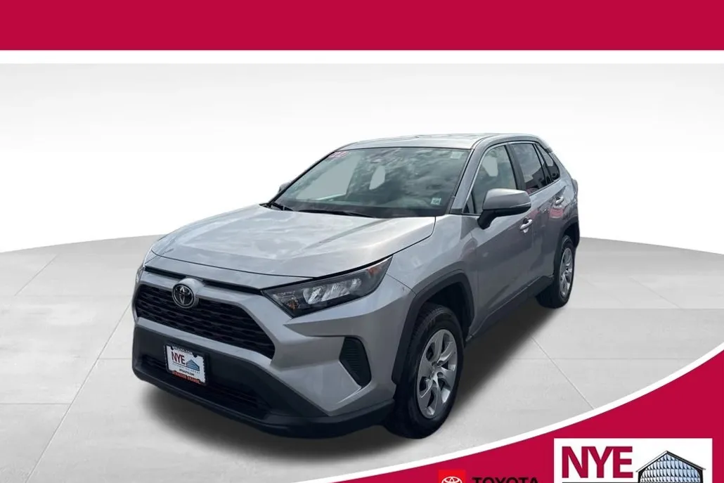 2022 Toyota RAV4 LE photo 1