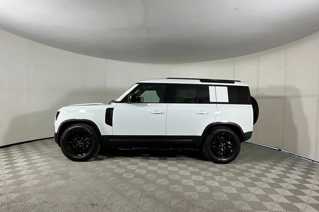 2025 Land Rover Defender 110 S photo 1