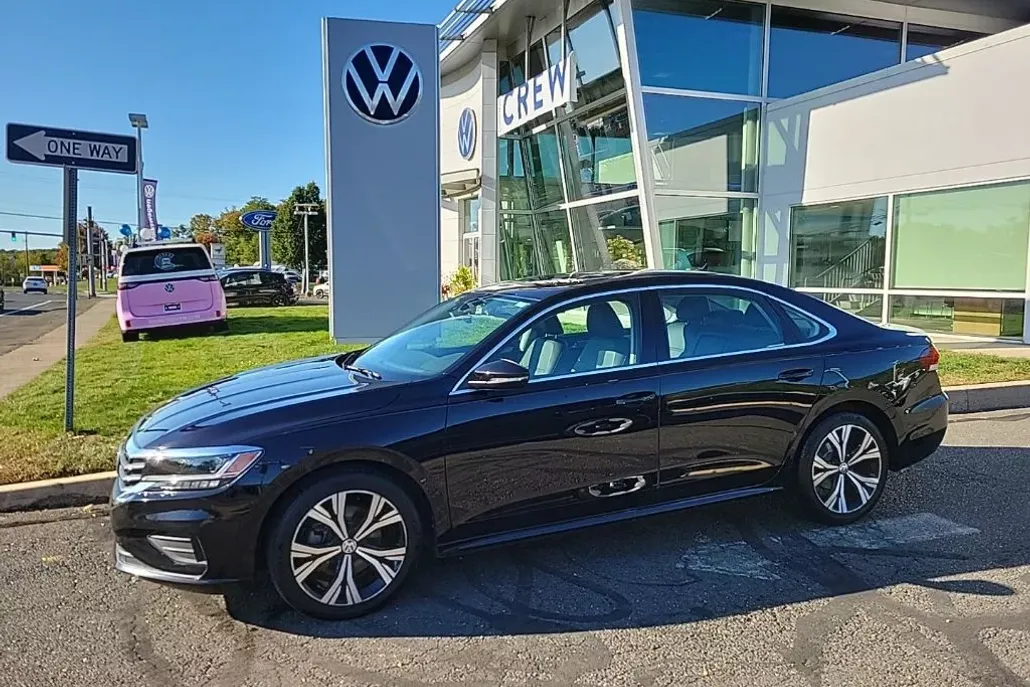 2021 Volkswagen Passat 2.0T SE photo 1