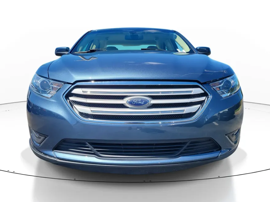 2018 Ford Taurus SEL photo 1