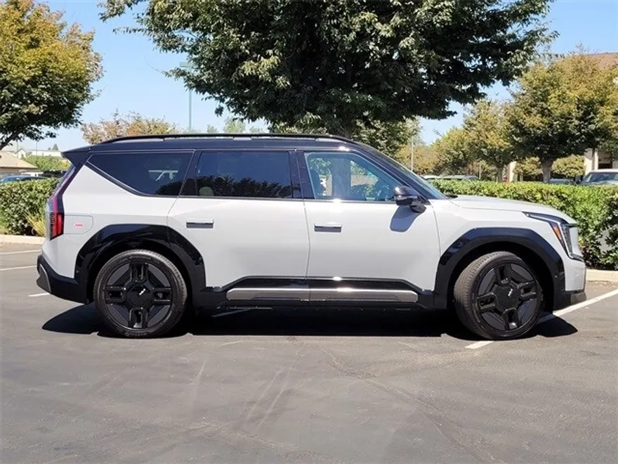 2026 Kia EV9 GT-Line photo 1