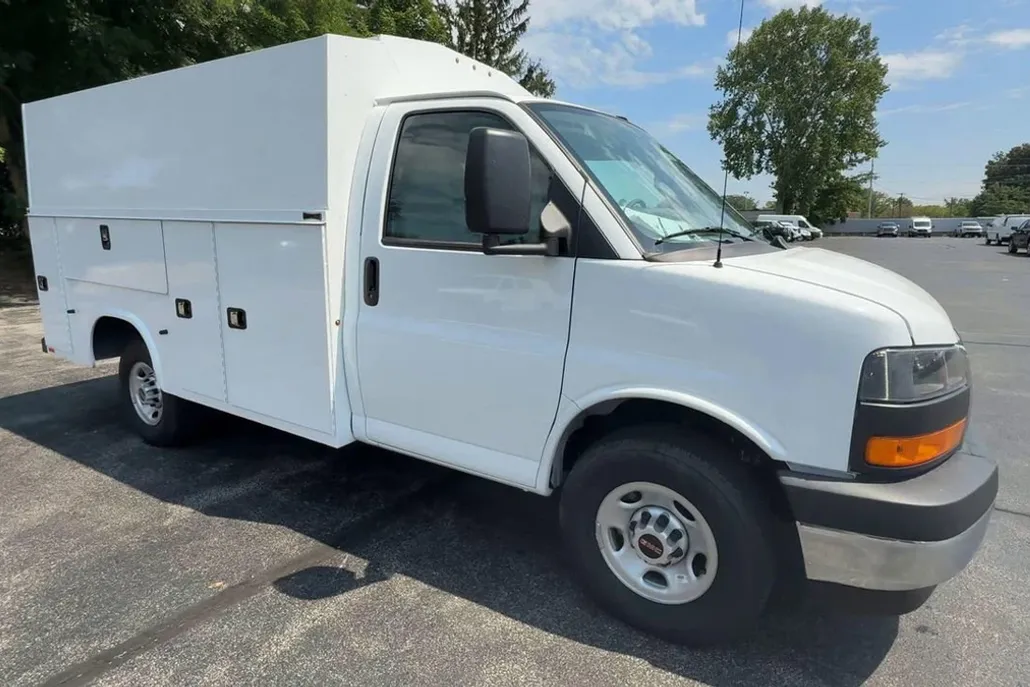 2025 Gmc Savana 3500 Cutaway photo 1