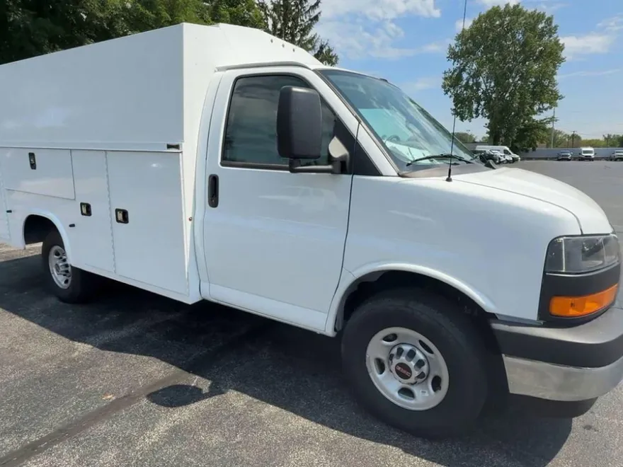2025 Gmc Savana 3500 Cutaway photo 1