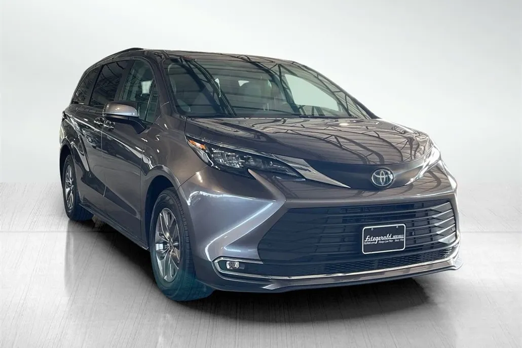 2024 Toyota Sienna XLE photo 1