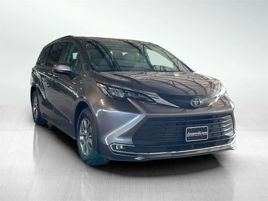 2024 Toyota Sienna XLE photo 1