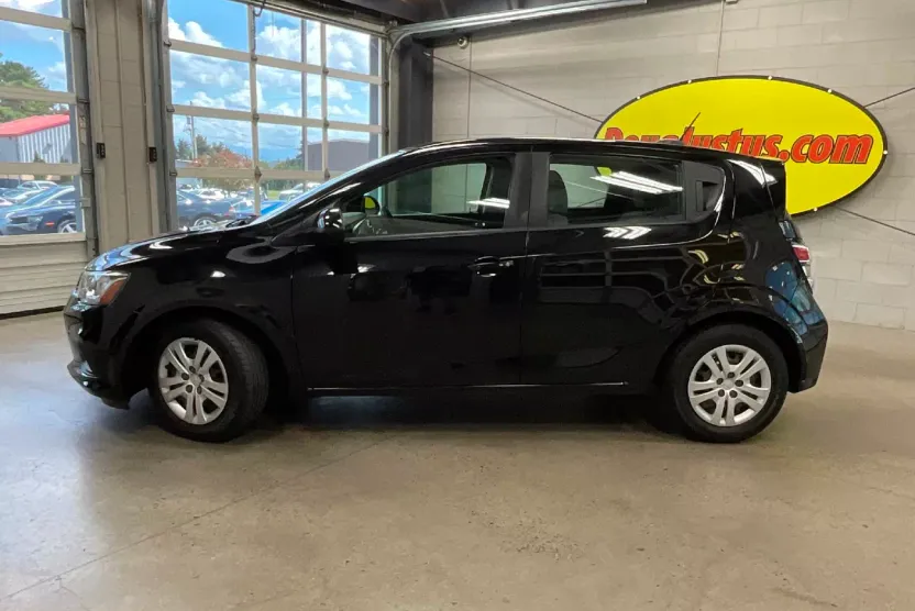 2020 Chevrolet Sonic LT photo 1