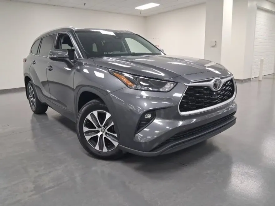 2022 Toyota Highlander XLE photo 1