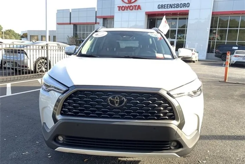 2023 Toyota Corolla Cross XLE photo 1