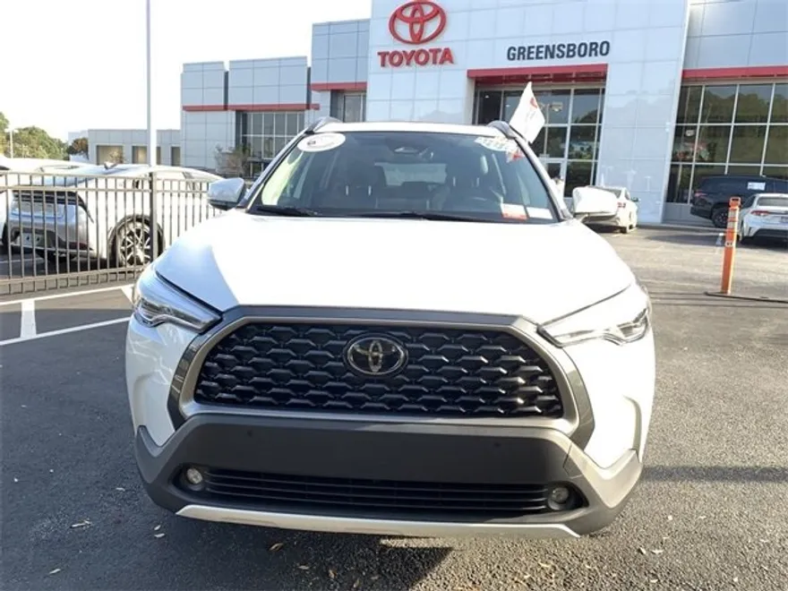 2023 Toyota Corolla Cross XLE photo 1