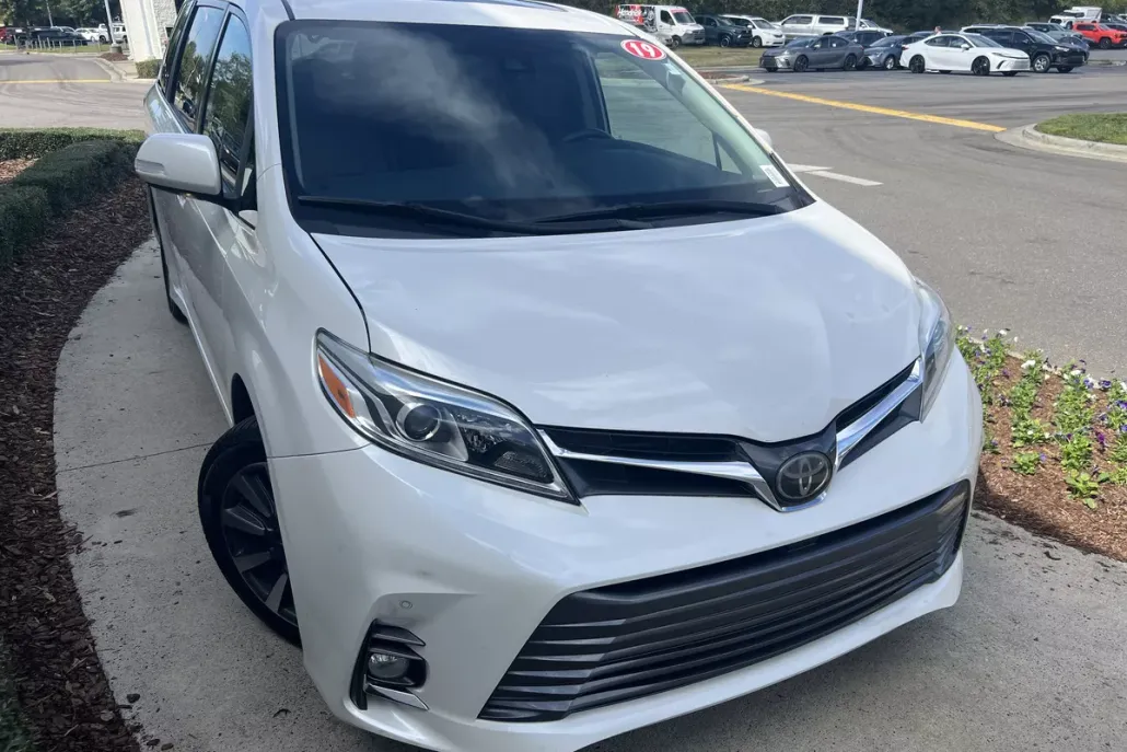 2019 Toyota Sienna Limited Premium photo 1