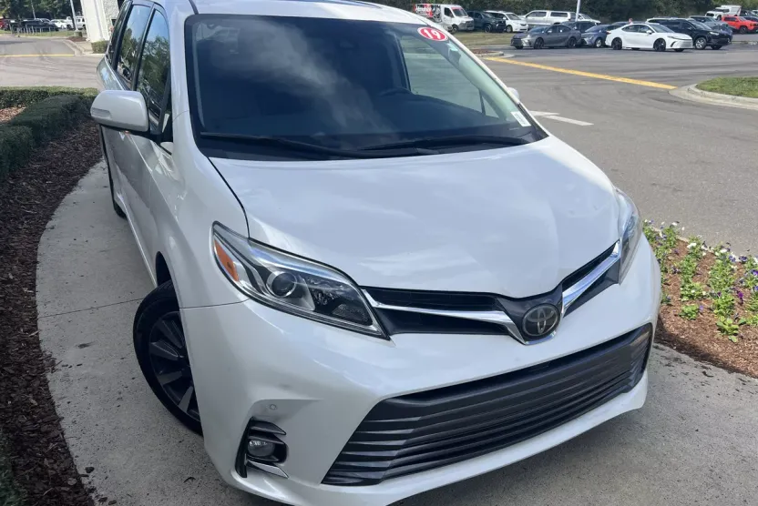 2019 Toyota Sienna Limited Premium photo 1