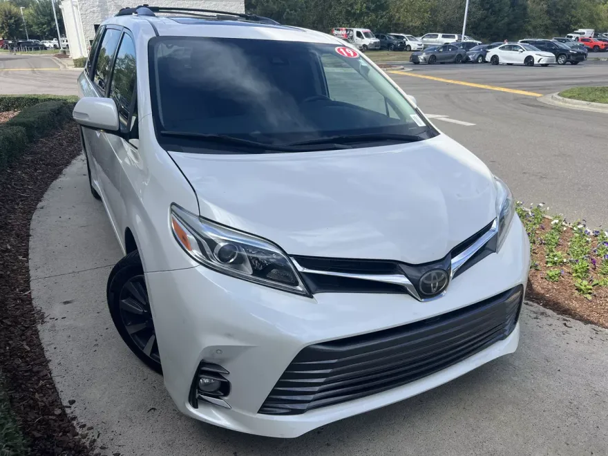 2019 Toyota Sienna Limited Premium photo 1