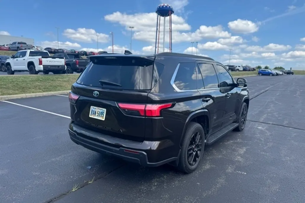 2023 Toyota Sequoia SR5 photo 1