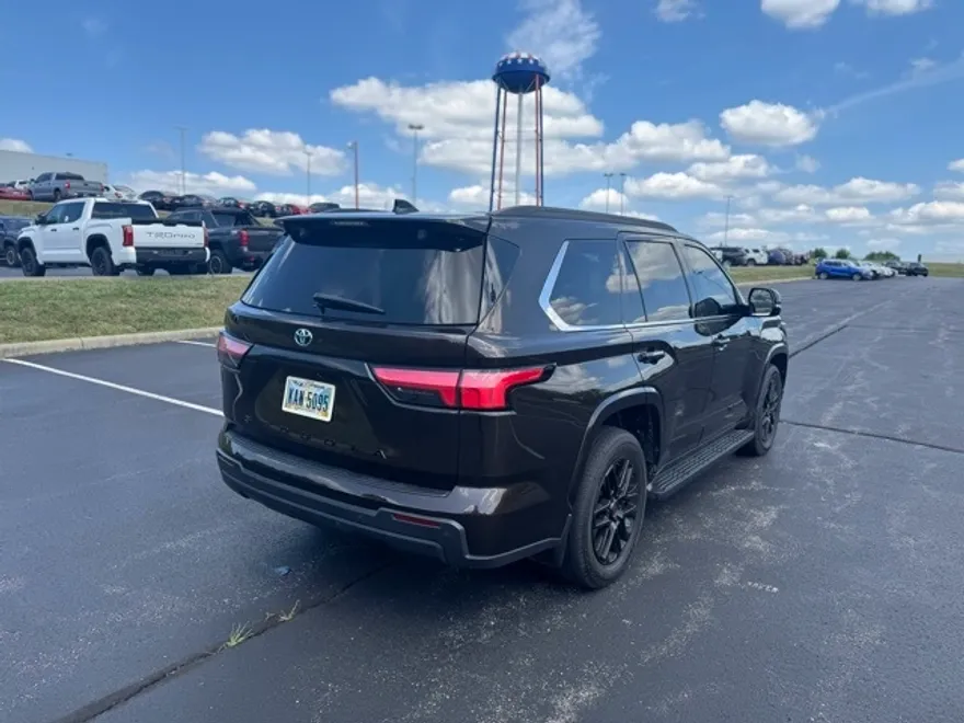 2023 Toyota Sequoia SR5 photo 1