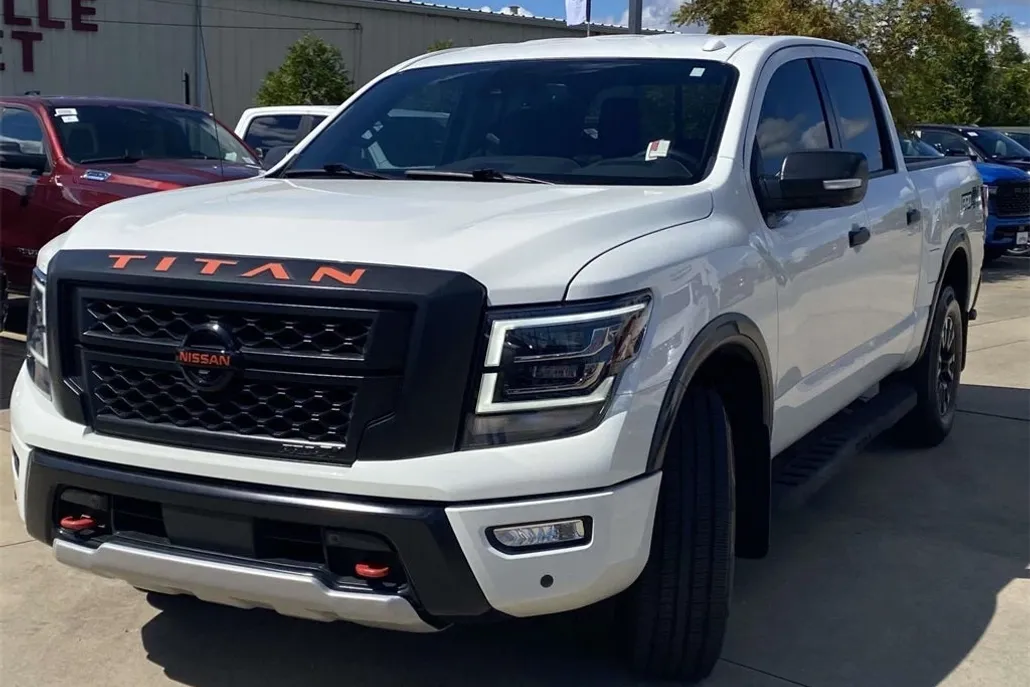 2021 Nissan Titan Crew Cab PRO-4X photo 1