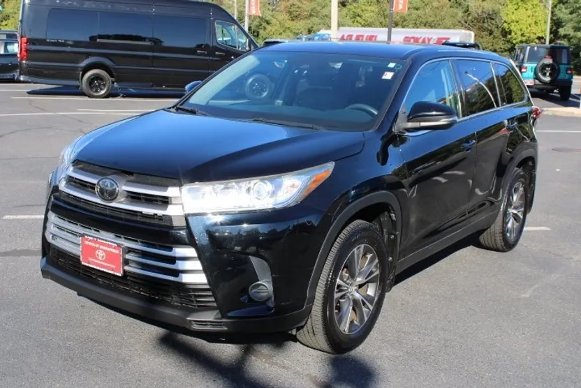 2019 Toyota Highlander LE photo 1
