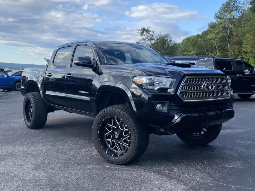 2016 Toyota Tacoma TRD Sport photo 1