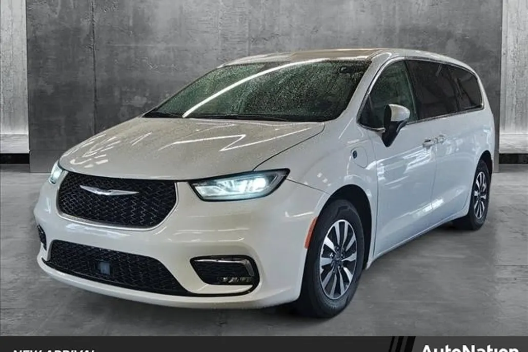 2023 Chrysler Pacifica Hybrid Touring L photo 1
