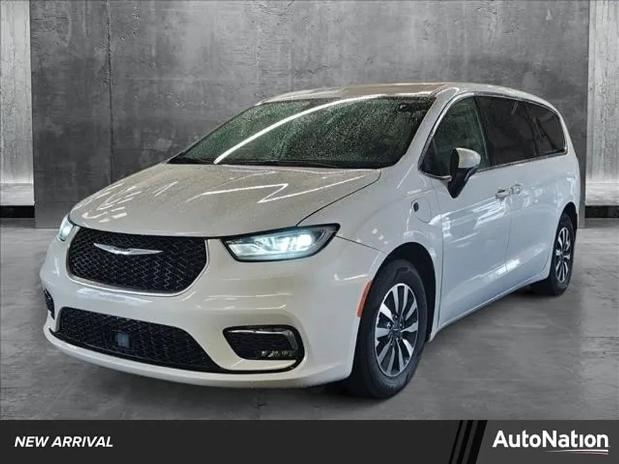 2023 Chrysler Pacifica Hybrid Touring L photo 1