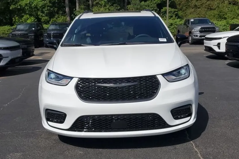 2025 Chrysler Pacifica photo 1