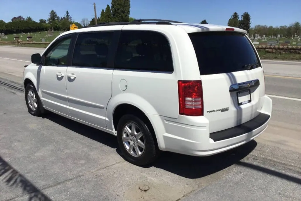2008 Chrysler Town & Country Touring photo 1