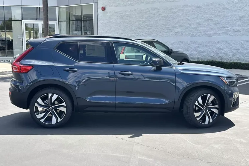 2026 Volvo XC40 photo 1