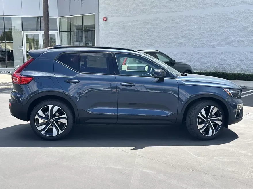 2026 Volvo XC40 photo 1