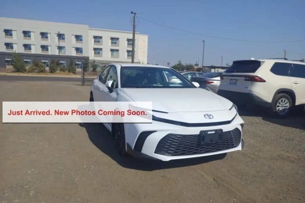 2025 Toyota Camry SE photo 1