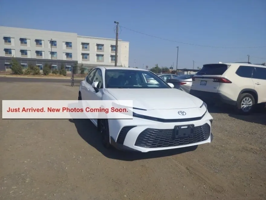 2025 Toyota Camry SE photo 1