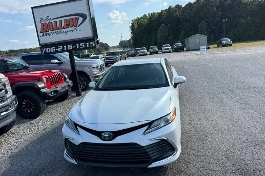 2022 Toyota Camry XLE photo 1