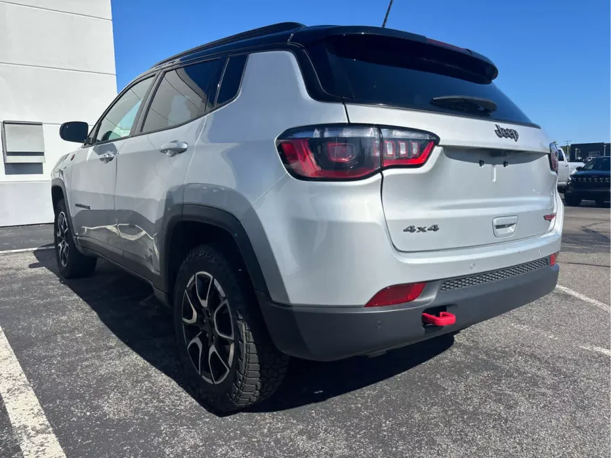 2024 Jeep Compass Trailhawk photo 1