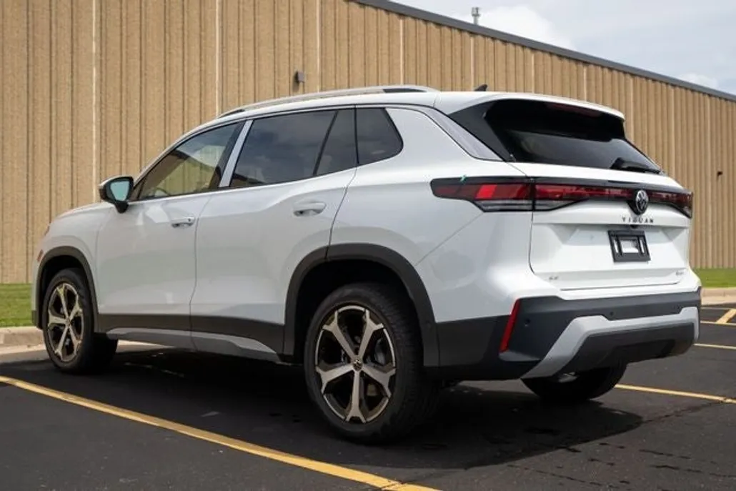 2025 Volkswagen Tiguan SE photo 1