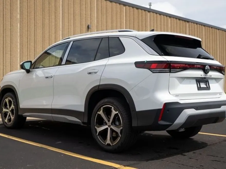 2025 Volkswagen Tiguan SE photo 1