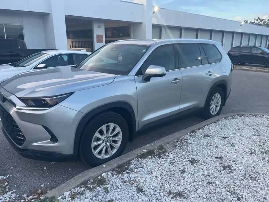 2024 Toyota Grand Highlander XLE photo 1