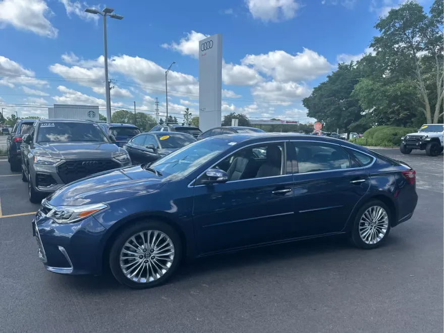 2018 Toyota Avalon Limited photo 1
