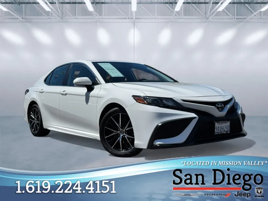2022 Toyota Camry SE photo 1