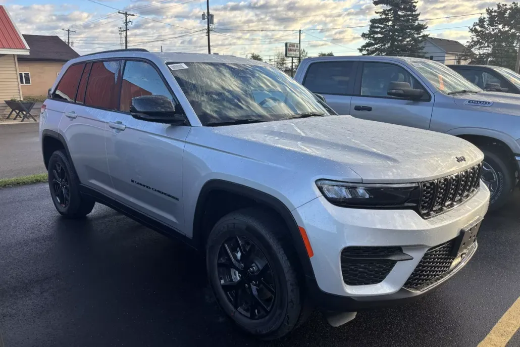 2025 Jeep Grand Cherokee Altitude photo 1