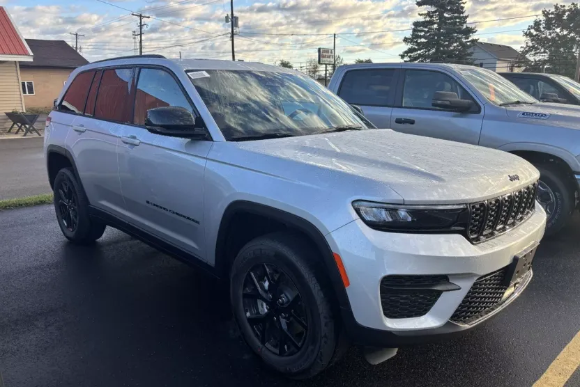 2025 Jeep Grand Cherokee Altitude photo 1